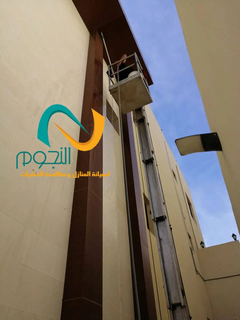 تنظيف واجهات المباني