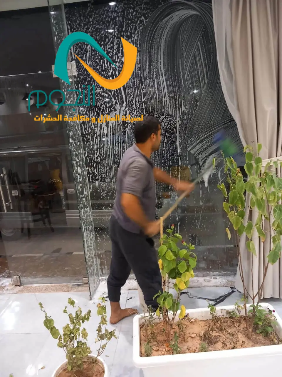 تنظيف واجهات زجاج