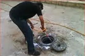 عامل تسليك مجاري